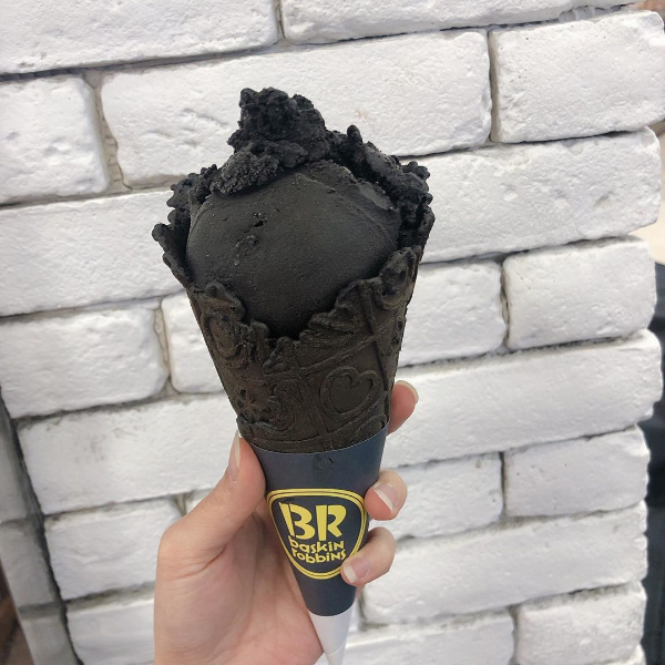 再正的妹吃了都悲劇！韓國正夯的「暗黑冰淇淋」你絕對猜不到它是什麼口味！