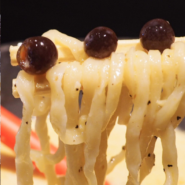 超愛台灣手搖杯！日本人瘋狂到連「珍奶沾麵」都出現了　獵奇料理你敢挑戰嗎？