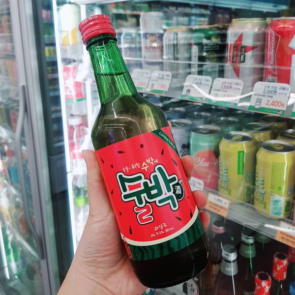 少騙了這是西瓜汁吧！韓國推出「西瓜口味燒酒」　酒鬼表示：「這酒味不夠濃」