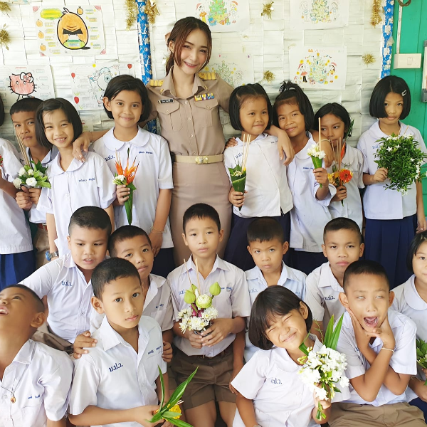 泰國超正美女老師網路爆紅　課堂例行給同學「愛的抱抱」讓網友超想回到小時候！