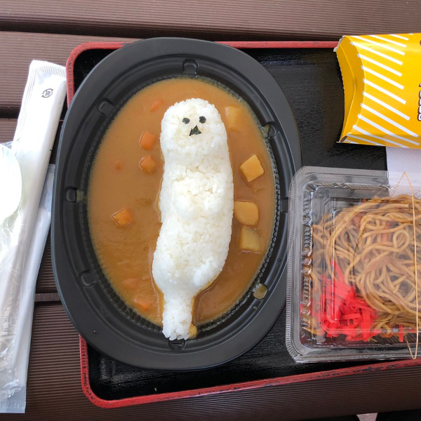 日本網友分享「看起來生無可戀的造型咖哩飯」被推爆！意外釣出超多崩壞的兒童餐