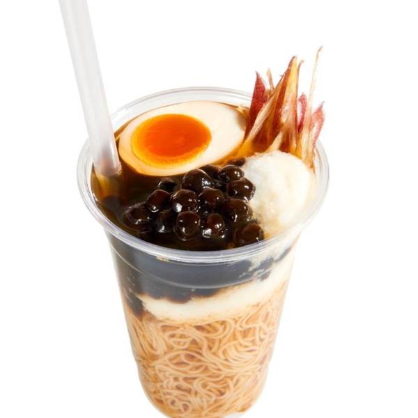 日本人不斷進化！手拿杯「珍珠冷麵」橫空出世　加顆溏心蛋讓你邊走邊吸麵！