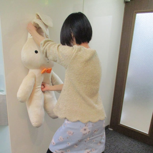 《蠟筆小新》裡的兔子布偶實體化啦！日本推出「妮妮的兔子」特大版　 90 公分讓你揍好揍滿
