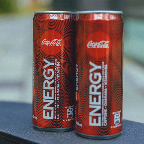 Coca-Cola Energy 全台限量販售中！已受封「最好喝能量飲料」，超炫波紋包裝再掀打卡熱！