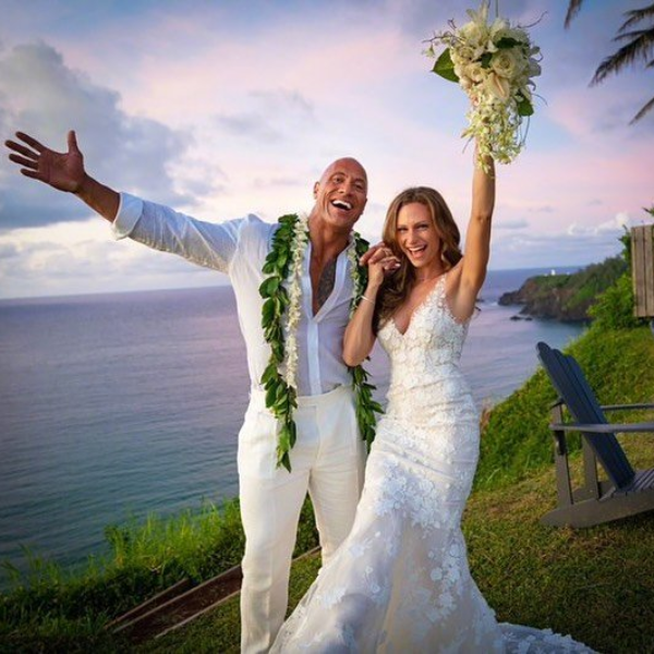 巨石強森交往女友 12 年終於結婚了！讓好萊塢最強光頭甘願走入婚姻的女人是「她」！
