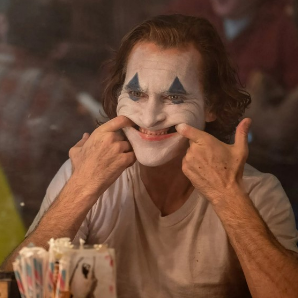 瓦昆費尼克斯坦承為了演出新一代《小丑》，專程仔細研究「精神疾病式笑容」！