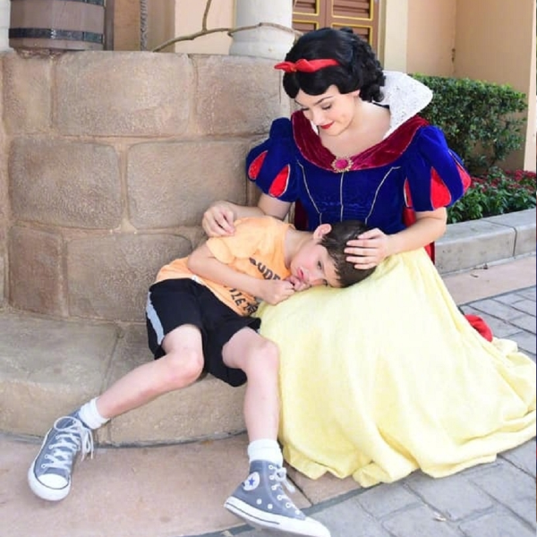太暖心！6 歲自閉症男孩在迪士尼樂園情緒崩潰，白雪公主親自上前安慰他！