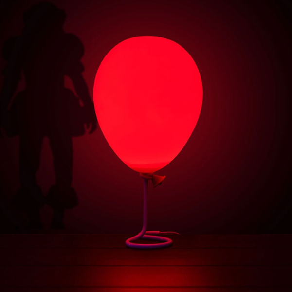 超酷週邊！《牠：第二章》跳舞小丑推出「紅色氣球」桌燈，一秒回到驚悚電影情境！