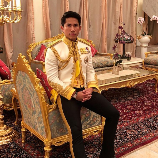 他怎麼這麼帥？28 歲汶萊王子「白色軍服」出席日本天皇登基典禮，爆紅被網路肉搜！