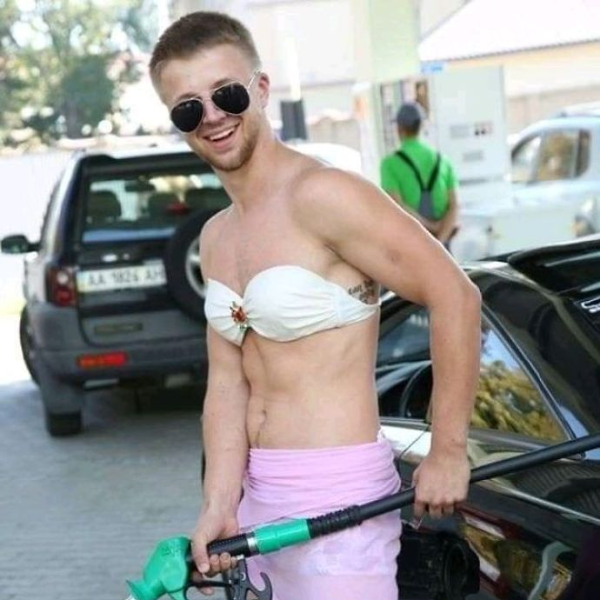 鬼才行銷！俄羅斯加油站推出「男生穿比基尼」就能免費加油，現場畫風變得太狂野！