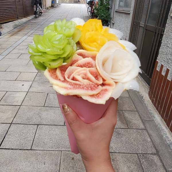 比臉還大的可麗餅太浮誇！日本爆紅「花束可麗餅」餡料滿到開花，網友：「水果才是本體」