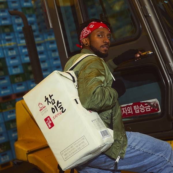 走到哪喝到哪！韓國推出酒鬼專用「紙盒燒酒後背包」，裡頭居然還有燒酒專屬位置！