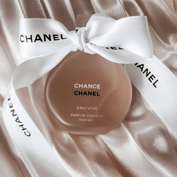 超平價！Chanel 再推香氛週邊 CP 值超標：香噴噴還能拿來「滋潤這裡」！