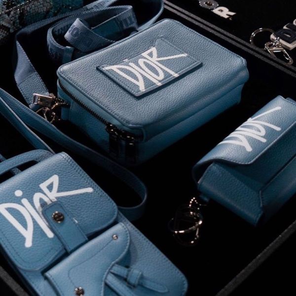 竟然還有包包！Dior x Stussy 聯名包款全系列曝光，網友：「我聞到炒價的味道⋯」