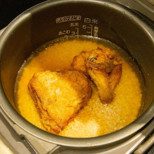 日本人在家自製發明「肯德基薄皮嫩雞飯」，被網友狂讚：這簡直是惡魔級的美食！