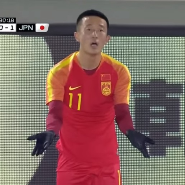 對日本 21 連敗！中國球員「飛踢」怒踹對手後腦勺還裝無辜，網友砲轟：根本就是殺人行為！