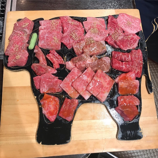 每天限量提供！日本人氣爆表「一整頭牛」燒肉盤，奢侈享受每一個部位的美味牛肉！