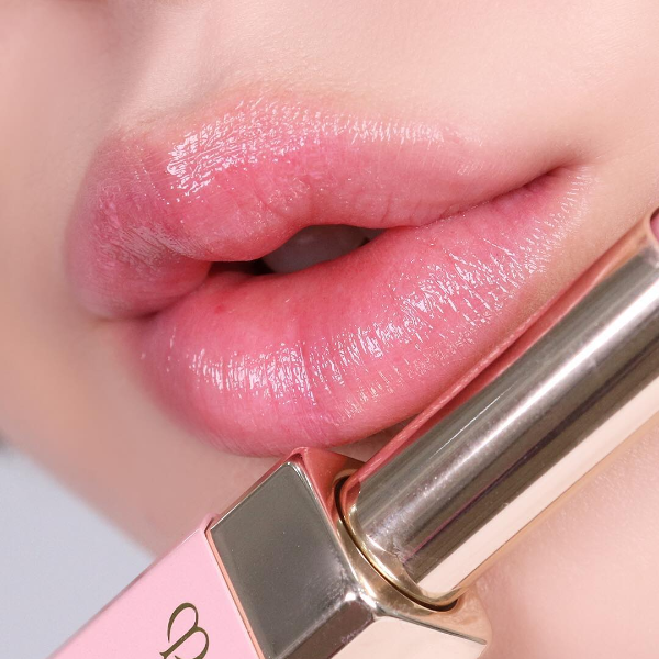 Dior 這款「粉色  Logo 唇膏」美到讓妳狂補妝！2020 唇妝趨勢「母胎唇」你跟上了嗎？
