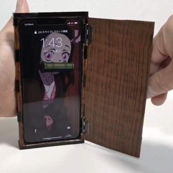 超強大！日本神人自製《鬼滅之刃》禰豆子木箱 iPhone 手機殼，網友狂讚：多少錢我買！