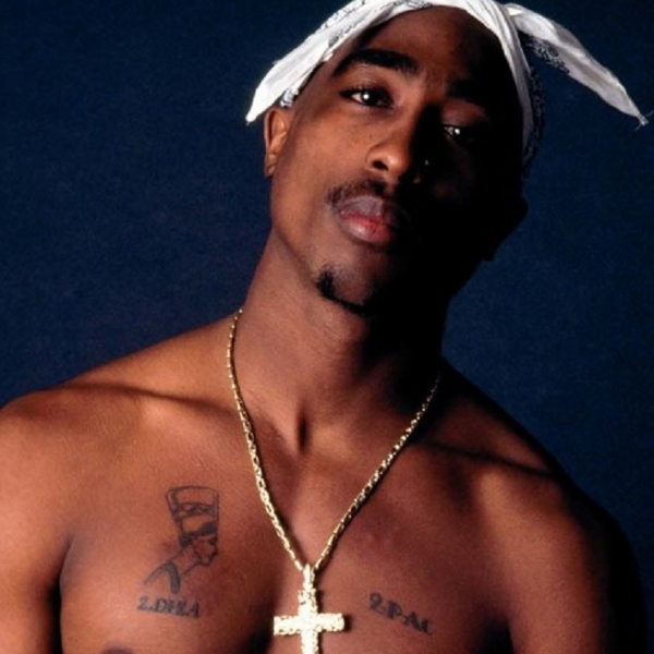 嘻哈傳奇 Tupac 其實還在美國活著？全新電影將揭露「音樂圈知名槍擊案」幕後秘辛！