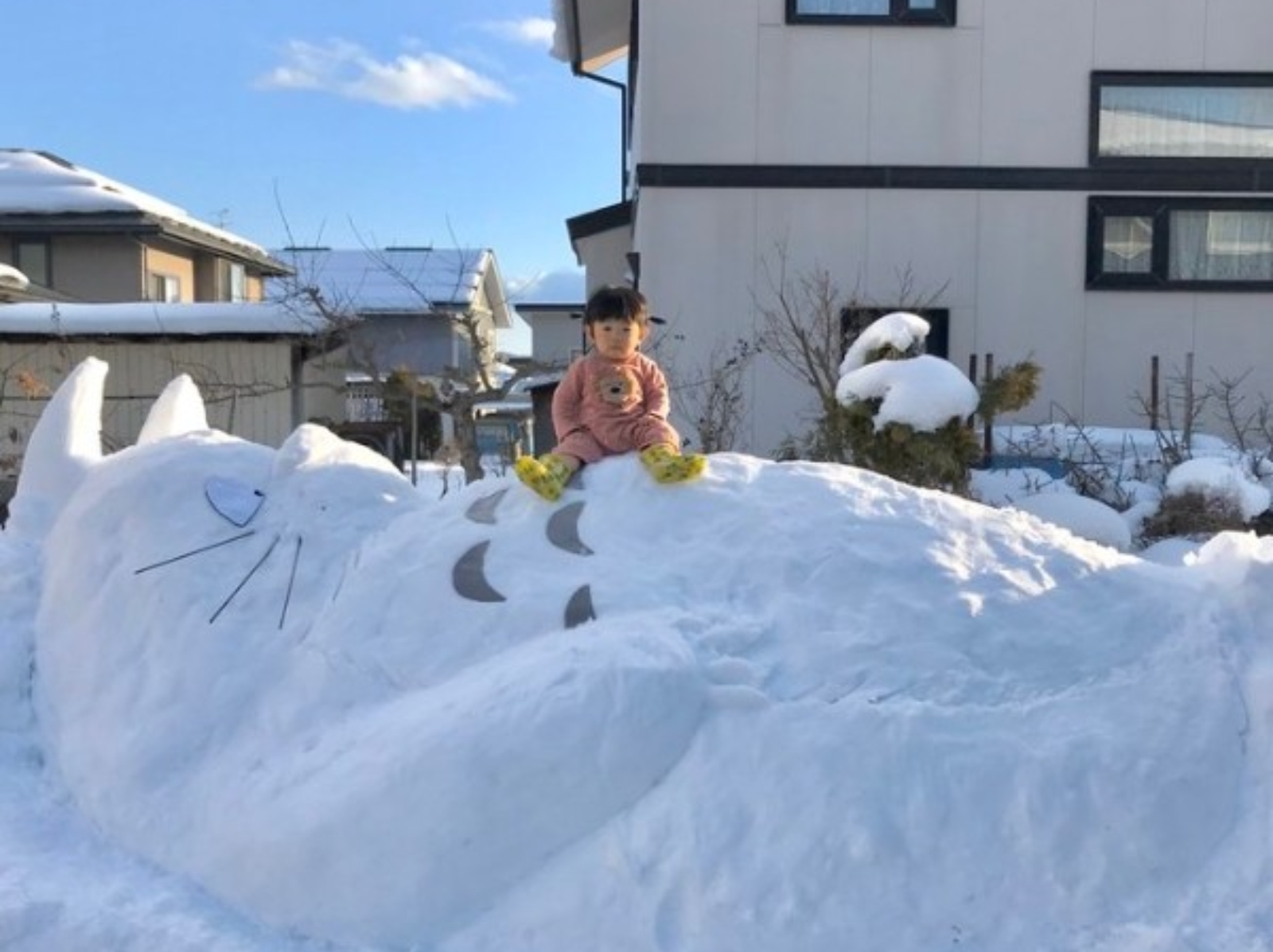 根本就是《龍貓》的真實版場景！日本神人分享自家堆的雪人被推爆，網友：真的神還原