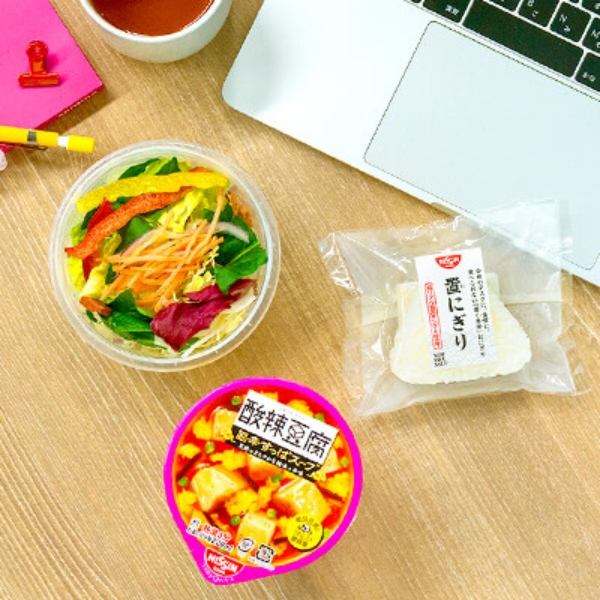用看的就飽？！日本推出「超擬真飯糰」模型，讓你想像自己有吃飯，網友：這太佛系了吧…