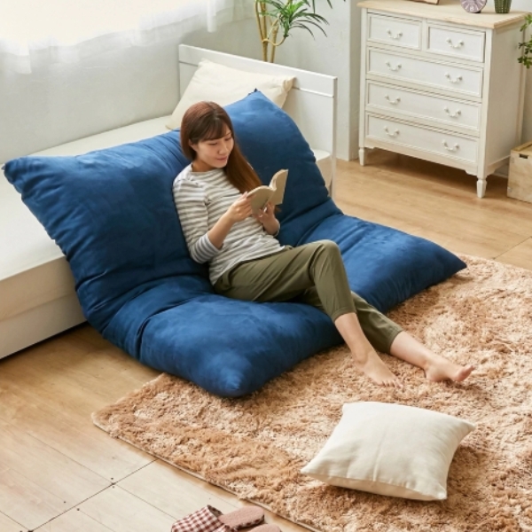 懶人族超生火！日本推出「巨大型抱枕床」，靠上牆壁一秒變沙發實用又可愛！