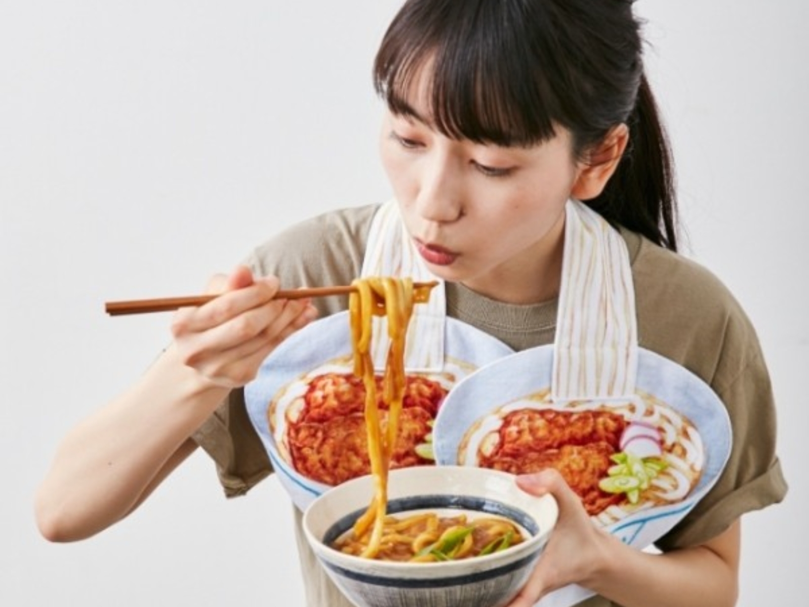 光看就食慾大開！日本推出腦洞新品「拉麵毛巾」，兩碗麵直接掛在身上到處走～