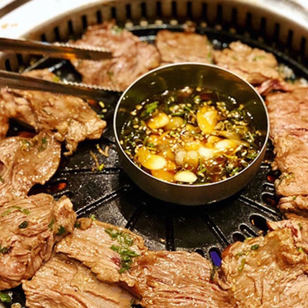 信義區到底有什麼好吃？站著吃韓式燒肉、時尚泰菜、精緻台菜餐廳必訪 TOP 10！