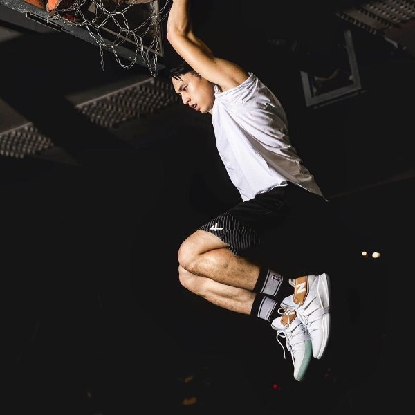 多人運動靠這雙！激推 5 款最適合戶外球場的高 CP 值球鞋，最便宜竟 3,000 元內就搞定～