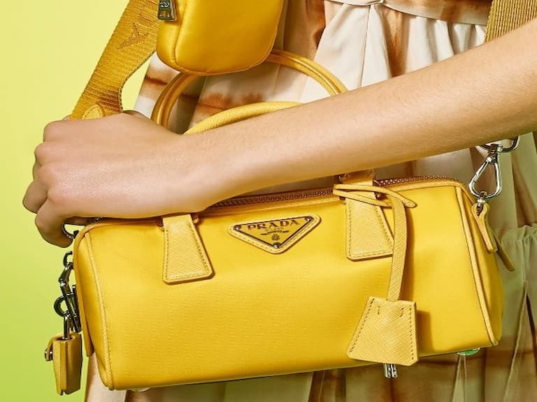 台灣限定色我還不買爆！Prada 賣到缺貨的「人氣爆款包」推出夢幻新色，只在台北 101 快閃店獨家販售！