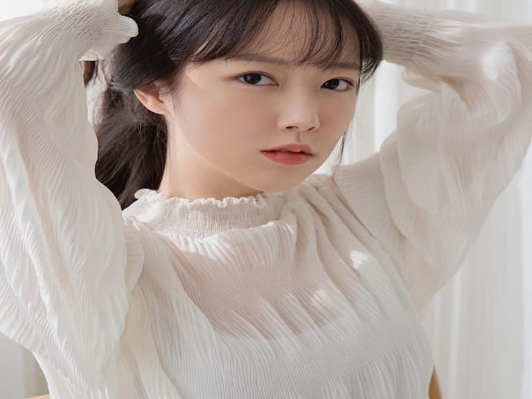 小三地位不保？《夫婦的世界》新渣女 Zoe、韓素希「撩男造型大 PK」，網友：到底多逼正宮？