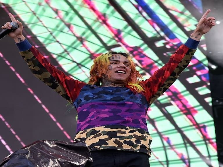 怕仇家尋仇?!6ix9ine 傳出在家後院自導自演新歌 MV!不敢請攝影師只好找保安掌鏡!網友:這陣容也太克難⋯