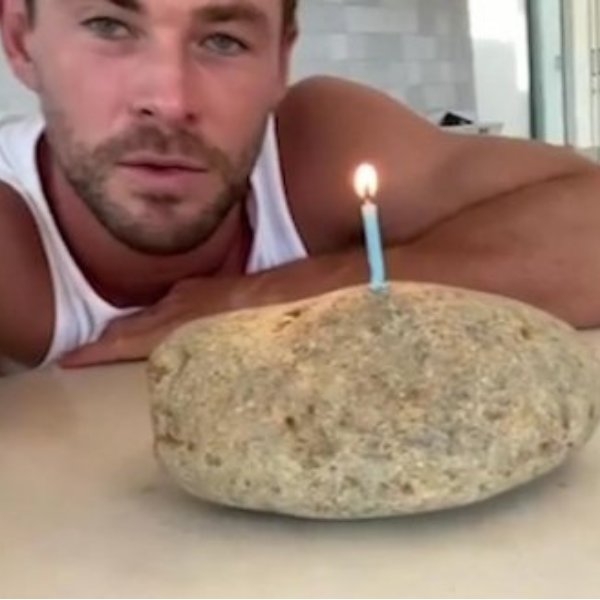 太搞笑！克里斯漢斯沃祝賀巨石強森 48 歲生日，竟真的搬出一大塊石頭插上蠟燭⋯