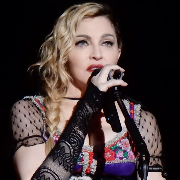 「樂壇天后」瑪丹娜承認感染了新冠肺炎，症狀已長達 7 週「演唱會同台人員全生病」！
