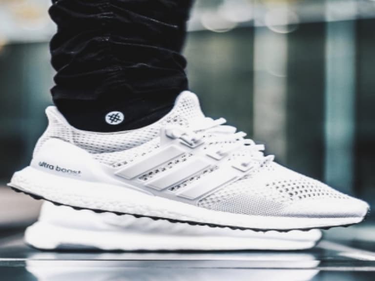 球鞋老司機都搶著買!adidas UltraBoost 1.0 全白配色「台灣」正式登陸,鞋迷:破萬聯名鞋都沒它好穿!
