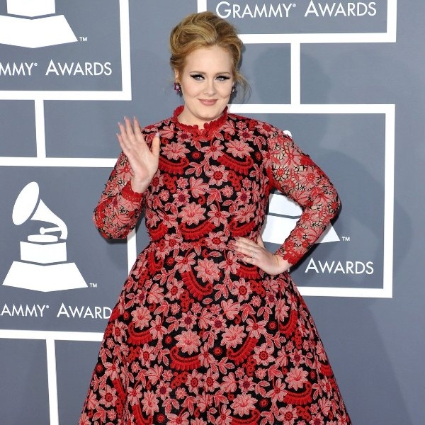 被激瘦美照嚇瘋嗎？回顧「誰都認不出來」的愛黛兒 Adele 4 大紅毯絕美時刻，網友：這不可能是同一人！