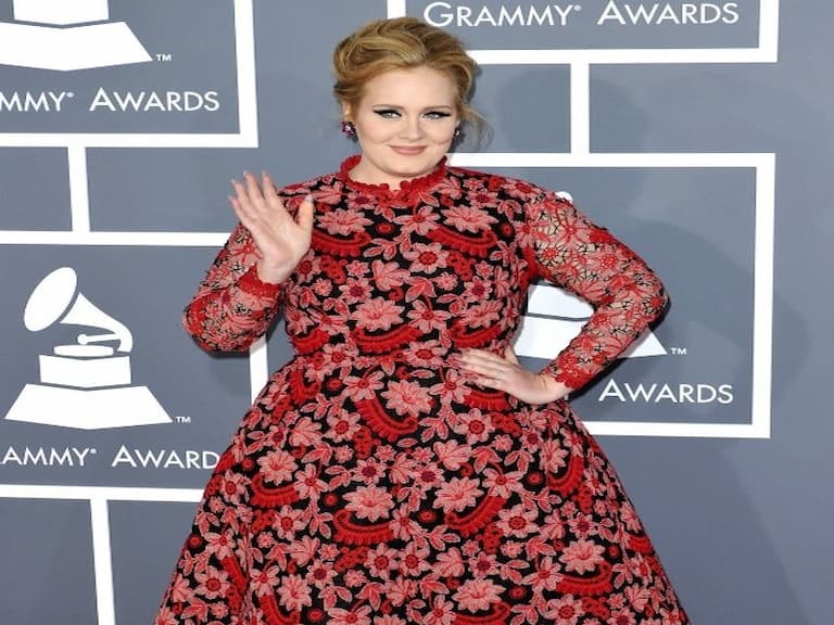 被激瘦美照嚇瘋嗎?回顧「誰都認不出來」的愛黛兒 Adele 4 大紅毯絕美時刻,網友:這不可能是同一人!