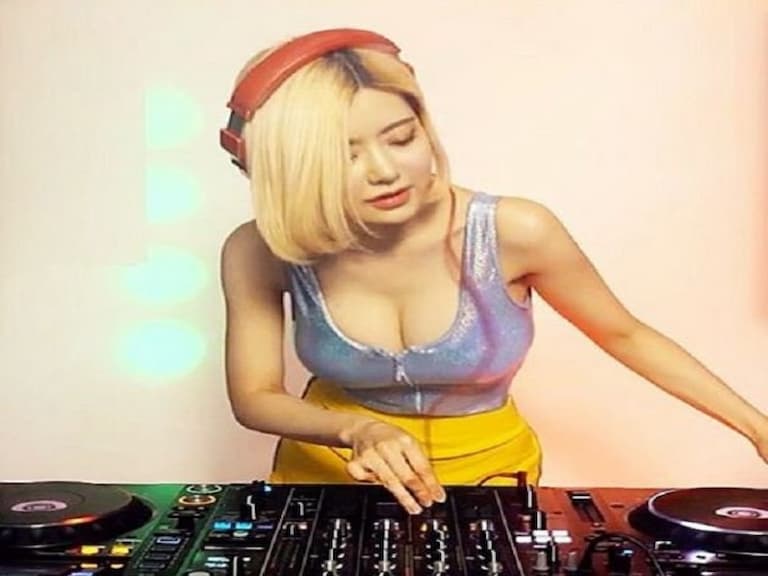 「身材太兇」比基尼包不住！DJ Soda 細線卡縫：蜜桃臀全炸出