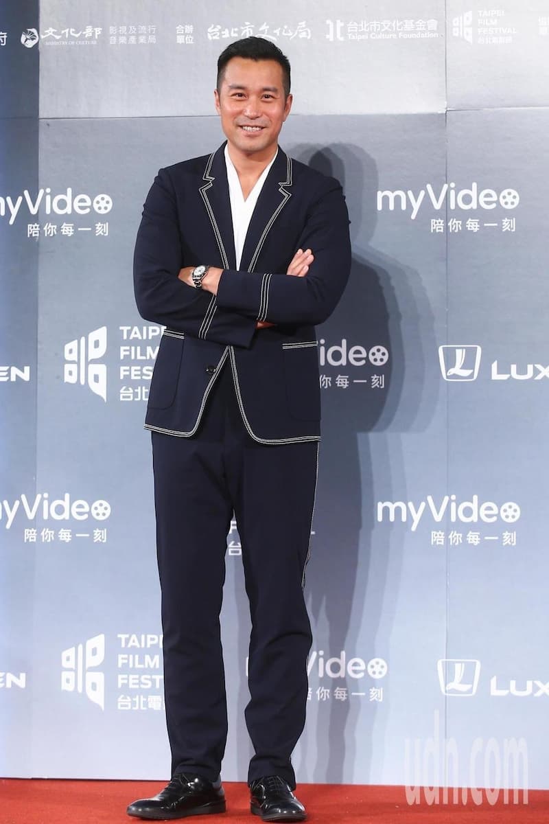 大肌肌都能輕鬆駕馭！《誰是被害者》張孝全「藏肉穿搭」小技巧公開，網友：「又帥又壯誰受得了？」 JUKSY 街星