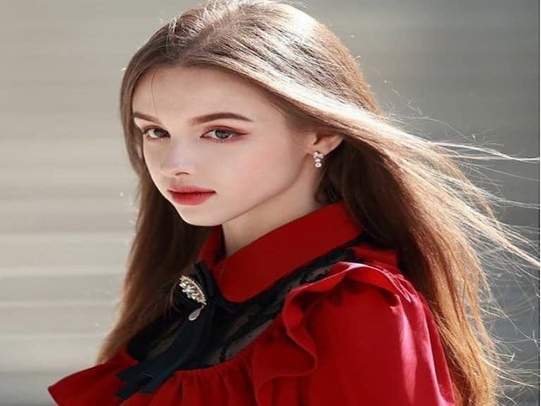 誰能抵擋？烏茲別克正妹唱 KPOP 歌曲超流利，「絕世美顏＋立體五官」爆紅，網友：我忘了她唱什麼了⋯
