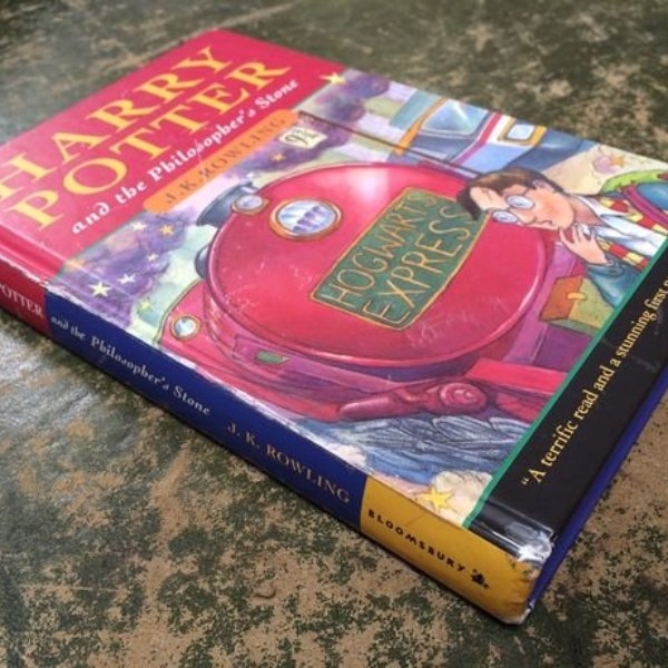 撿到寶！英國女老師從垃圾車撿回《哈利波特》小說，12 年後一本書炒價超過 44 萬⋯