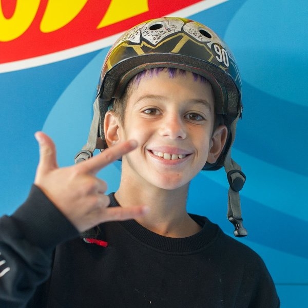 打破世界紀錄！11 歲滑板神童完成「空中翻轉 1080 度」壯舉，網友讚嘆：地心引力也攔不住！