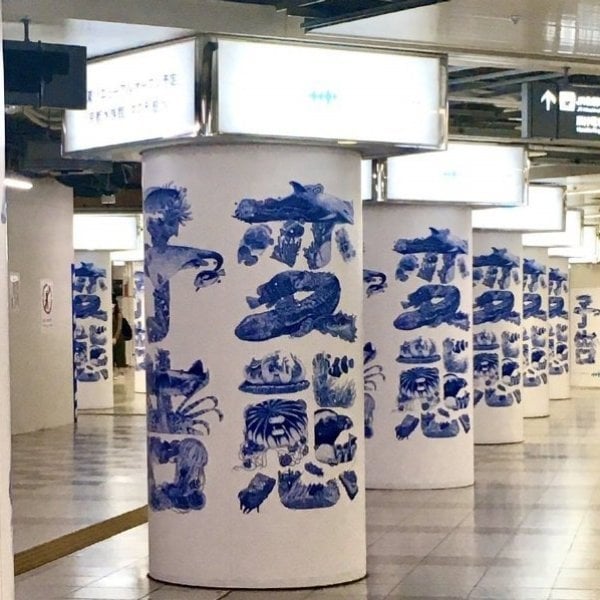 日本大阪車站出現大量「變態 變態 變態」廣告嚇傻路人，知道背後真相後獲網友狂讚！