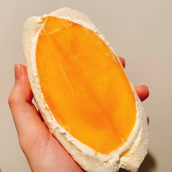 去日本必吃！東京爆餡「水果三明治」竄紅，把半顆芒果直接塞進去超療癒～