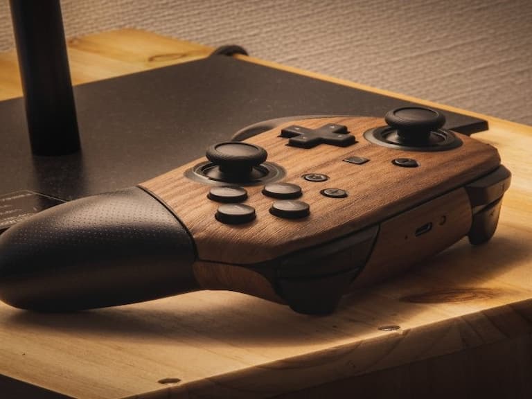 太時尚！日本玩家打造「絕美木質感」Switch 主機，引網友狂讚：看起來高級好多！