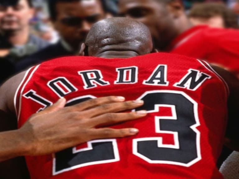 把一棟透天厝踩在腳下!Air Jordan 1「破千萬」台幣成交價出爐,鞋迷:果然這就是神在穿的球鞋!