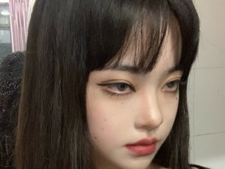 美妝博主仿惡女「富江」，妝容相似度高達 99 ％！網友：我覺得富江是照著你畫的⋯