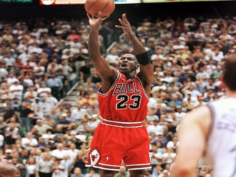 誰是 NBA 最強?美媒針對喬丹和詹皇進行問卷調查活動,最終票選結果竟是一面倒局面⋯