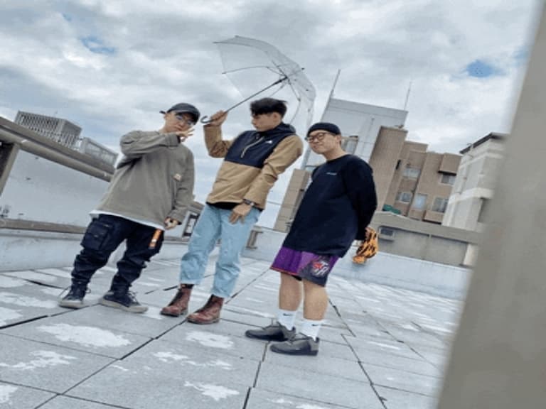 雨天要怎麼穿才帥?編輯部帶來這 3 招「高顏值抗雨穿搭術」,這就是我要的乾爽!